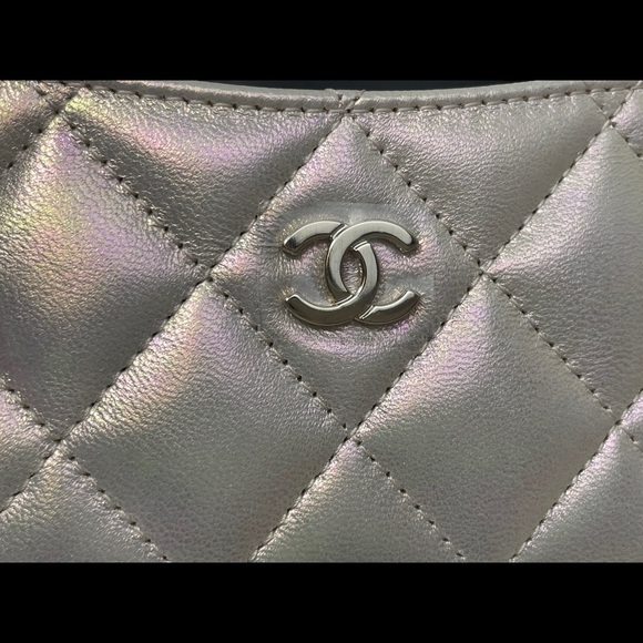 [SOLD] Chanel Ivory Iridescent Quilted Card Holder - Picture 6 of 15